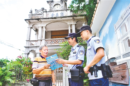 沙堆派出所民警向群眾派發(fā)宣傳資料。