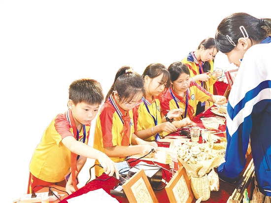 大澤鎮(zhèn)呂金銓學(xué)校開設(shè)葵藝課程，教授學(xué)生葵藝知識(shí)和烙畫技能。