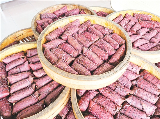 文龍?zhí)鹌肤兆拥曛谱鞯蔫潘疹仾?dú)特，粽葉呈現(xiàn)紫紅色。