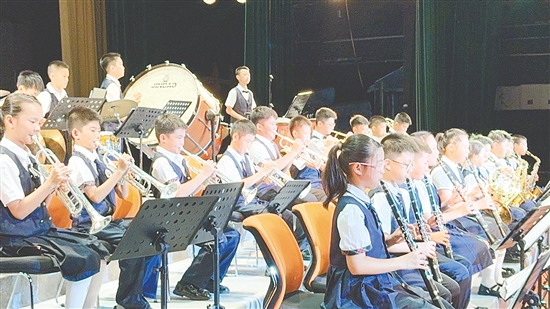 沙坪街道第七小學(xué)組建管弦樂團(tuán)，讓學(xué)生接觸更多聲樂演奏形式，提高他們的音樂素養(yǎng)，培養(yǎng)他們的團(tuán)隊(duì)合作精神。