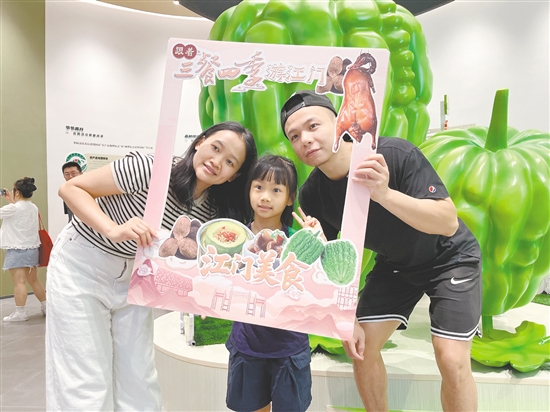 尋味體驗團成員在杜阮涼瓜博覽館打卡。
