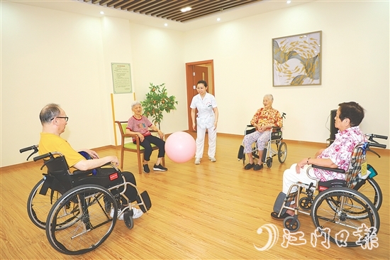 新會(huì)區(qū)養(yǎng)老中心定期安排活動(dòng)，讓入住長(zhǎng)者的晚年生活過(guò)得充實(shí)而有趣。