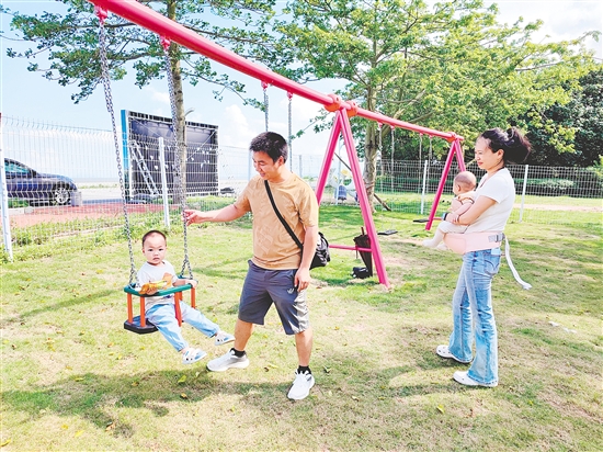 不少家長帶著孩子來碧海銀湖精靈鳥兒童樂園游玩。