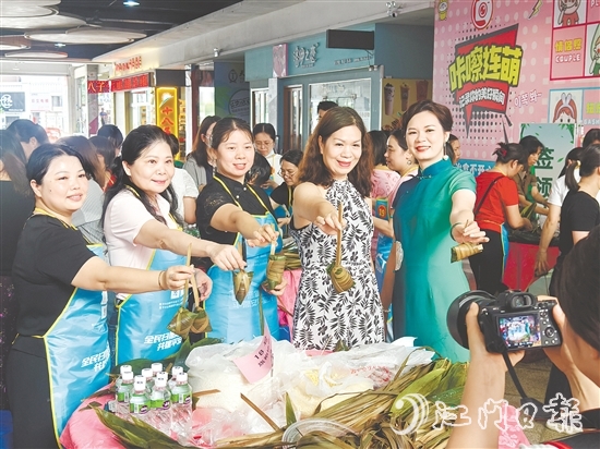 恩平市舉辦慈善包粽活動，這是這座“感恩之城”一年一度的溫情盛會。
