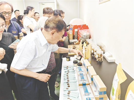 香港客人參觀江門市新會(huì)陳皮研究院。