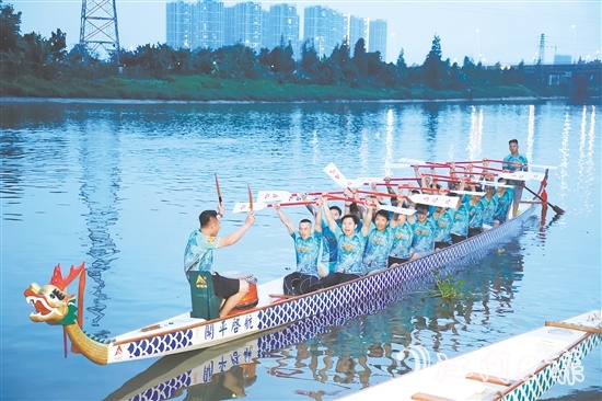 開平河道上吶喊聲此起彼伏，各村龍舟隊正緊鑼密鼓備戰(zhàn)訓(xùn)練。