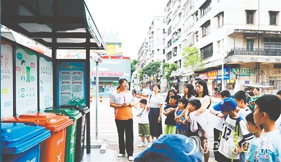 親子家庭深入了解開平生活垃圾處理從單一填埋到分類處理的發(fā)展歷程。