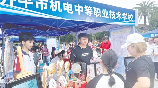 活動現(xiàn)場設(shè)置的院校展示區(qū)，吸引了許多家長學(xué)生前來觀看。