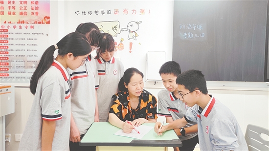 江門市第一中學(xué)景賢學(xué)校人才島校區(qū)師生認(rèn)真復(fù)習(xí)備考。