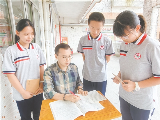 江門市第一中學(xué)景賢學(xué)校躍進(jìn)路校區(qū)學(xué)生認(rèn)真向老師請(qǐng)教。