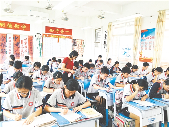 江門市棠下初級(jí)中學(xué)學(xué)生在專心備考。