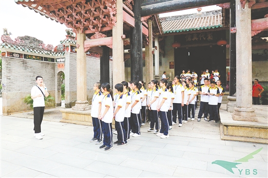 學(xué)生走進(jìn)陳白沙紀(jì)念館，探尋白沙文化精髓。