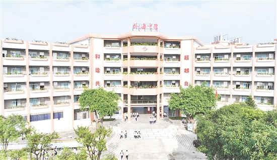 邑大附中1號樓翻新后，嶄新的墻面色彩明亮，給人煥然一新的感覺。
