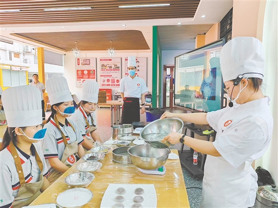 中小學(xué)生走進中職學(xué)校學(xué)習(xí)技能。