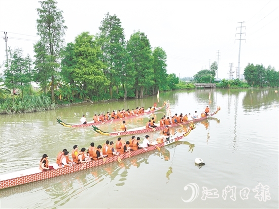 江海區(qū)組織新市民參加龍舟體驗(yàn)活動(dòng)。