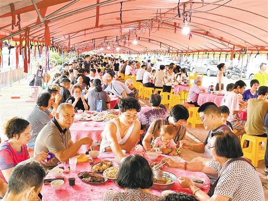 每年端午節(jié)期間，村民都會(huì)組織在一起吃龍船飯。