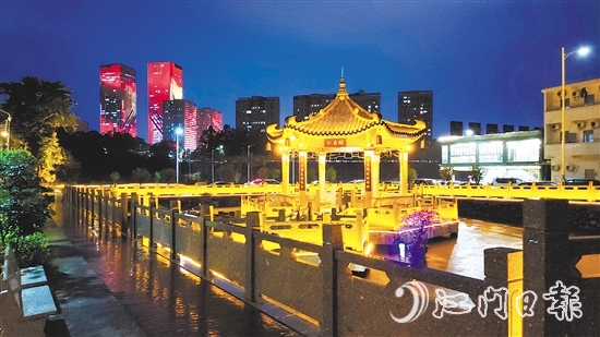 篁莊社區(qū)積極修繕活化老舊建筑，以文明實踐夯實民生基礎(chǔ)。圖為“仁壽閣”親水涼亭夜景。