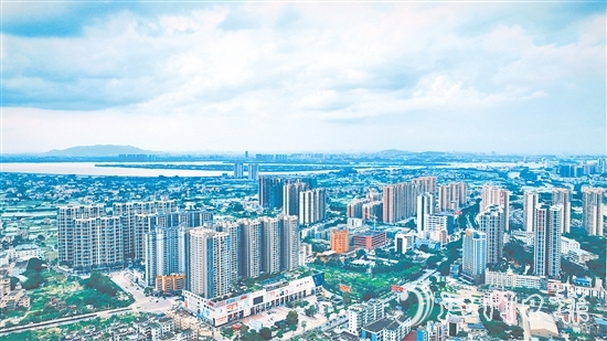 鶴山市將全國文明城市創(chuàng)建與省“百千萬工程”典型縣建設(shè)緊密結(jié)合、協(xié)同推進(jìn)，著力推進(jìn)城鄉(xiāng)區(qū)域協(xié)調(diào)發(fā)展。圖為鶴山城區(qū)新貌。