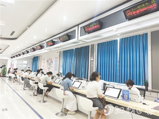 鶴山市行政服務(wù)中心以文明城市創(chuàng)建工作為抓手，推出一系列便民舉措，助力打造優(yōu)質(zhì)營造環(huán)境。