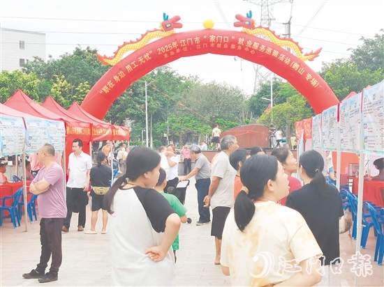 活動(dòng)吸引300余名求職者進(jìn)場(chǎng)。