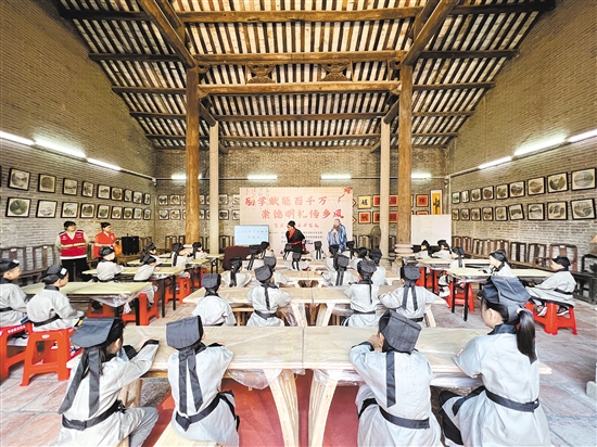篁莊社區(qū)培育多個品牌活動，讓文化“可閱讀、可體驗(yàn)、可感知”。圖為社區(qū)開筆禮現(xiàn)場。