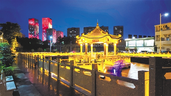 篁莊社區(qū)積極修繕活化老舊建筑，以文明實(shí)踐夯實(shí)民生基礎(chǔ)。圖為“仁壽閣”親水涼亭夜景。