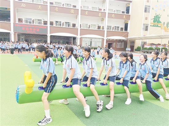 各班參賽學(xué)生以腿為槳、以手為舵，配合默契、奮勇向前。