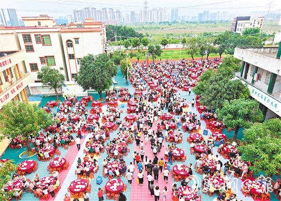 蓬江區(qū)棠下鎮(zhèn)大林村吃龍船飯，親朋好友共敘鄉(xiāng)情賀端午。郭永樂攝