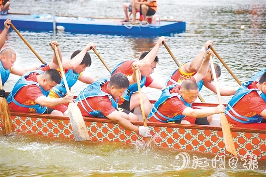恩平市橫陂鎮(zhèn)藍(lán)田水閘河道上演龍舟精彩對決。周曉營攝