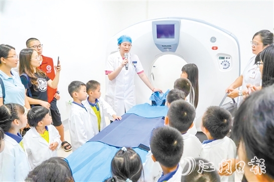 新會區(qū)婦幼保健院舉辦“小醫(yī)生體驗日”活動，打造兒童友好就診新體驗。