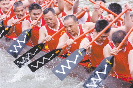 在2025年江海區(qū)禮樂(lè)龍舟活動(dòng)中，健兒們展現(xiàn)出“團(tuán)結(jié)拼搏、奮勇?tīng)?zhēng)先”的精神。周華東