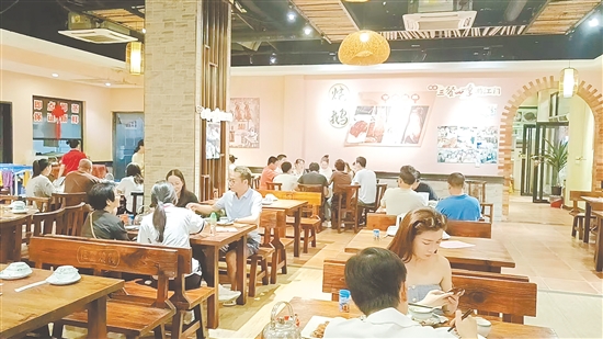 恒益燒臘的燒鵝吸引大家慕名而來品嘗。
