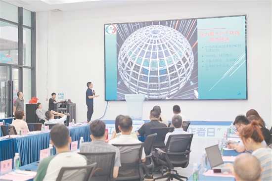 科技工作者正在進(jìn)行科研故事分享。