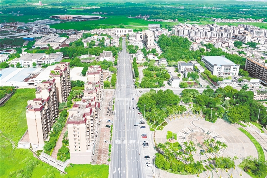 水步鎮(zhèn)以廣東省新型城鎮(zhèn)化標(biāo)準(zhǔn)化示范點建設(shè)為抓手，全面提升鎮(zhèn)圩人居環(huán)境品質(zhì)。
