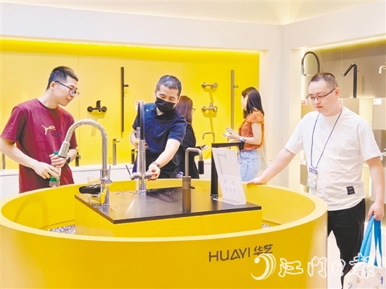 此次上海廚衛(wèi)展現(xiàn)場，開平衛(wèi)浴企業(yè)帶來多款引發(fā)業(yè)界關注的代表性新品。