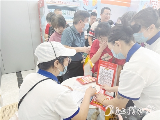 不少長者前來參加活動和辦理長者優(yōu)惠卡。