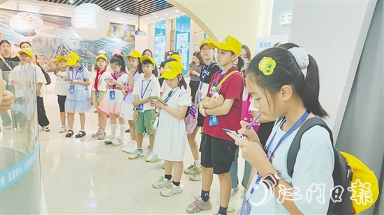 觀察團(tuán)成員寫下自己的建議，為城市發(fā)展建言獻(xiàn)策。