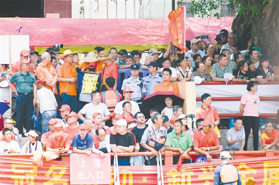 →公安機(jī)關(guān)加強(qiáng)重點(diǎn)區(qū)域的巡防管控。