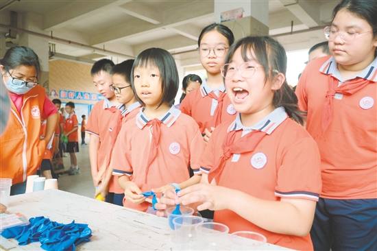 紫茶學(xué)子體驗(yàn)科學(xué)小游戲。