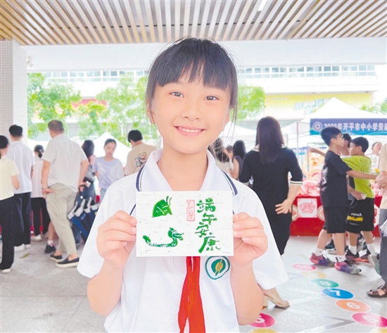 學(xué)生展示手工制作品。