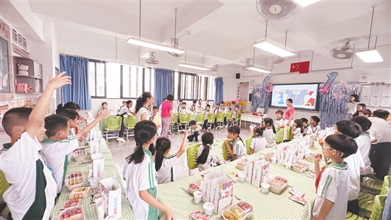 學(xué)生們參加家委會組織的班級趣味活動慶祝節(jié)日。