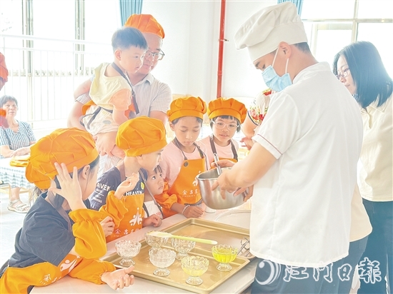 禮樂街道黨群服務(wù)中心邀請面點師指導(dǎo)孩子們制作糕點。