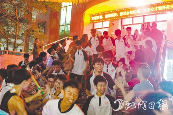 高一高二學(xué)生齊聚校道兩旁，為即將高考的高三學(xué)長學(xué)姐送上祝福。