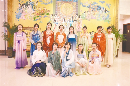 學(xué)員在西安體驗(yàn)唐服。