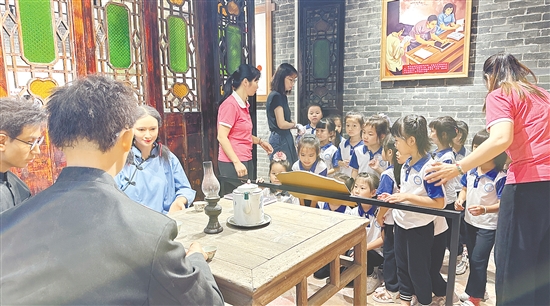 外海街道攜手江門幼師，打造“行走的思政課”，帶領(lǐng)青少年體悟革命先輩的精神。