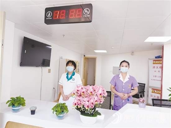 鶴山工業(yè)城養(yǎng)老服務(wù)中心設(shè)置呼叫站，確保長(zhǎng)者能及時(shí)享受專業(yè)的護(hù)理和醫(yī)療服務(wù)。
