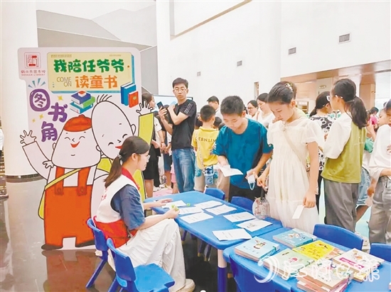 在鶴山市圖書館，小朋友參加游園會。