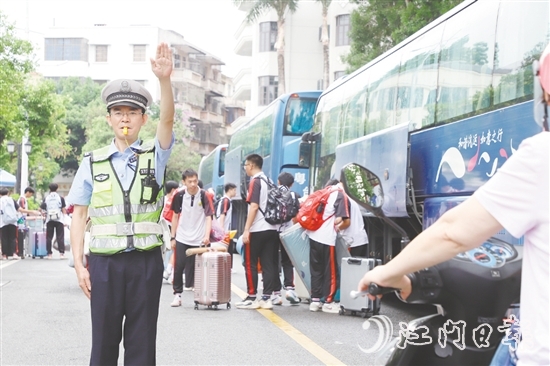 臺山交警護送高考考生。臺山公安供圖