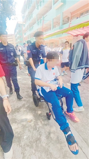 棠下中學考點一名考生行動不便，民警立即響應一路護送考生，成為考生的可靠“拐杖”。