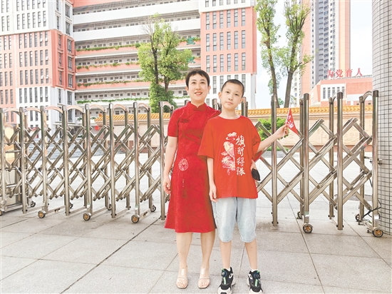 關(guān)女士穿著紅色旗袍為大兒子加油，寓意“開門紅”。